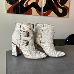Freebird Joey - Elegant Cream Ankle Boots